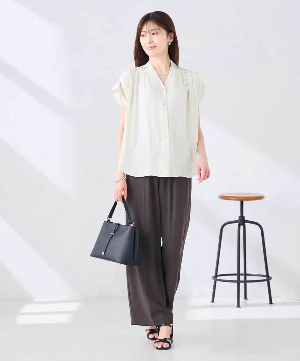 K2BHD40044 a.v.v(アー・ヴェ・ヴェ) Vネックギャザーブラウス アイボリー