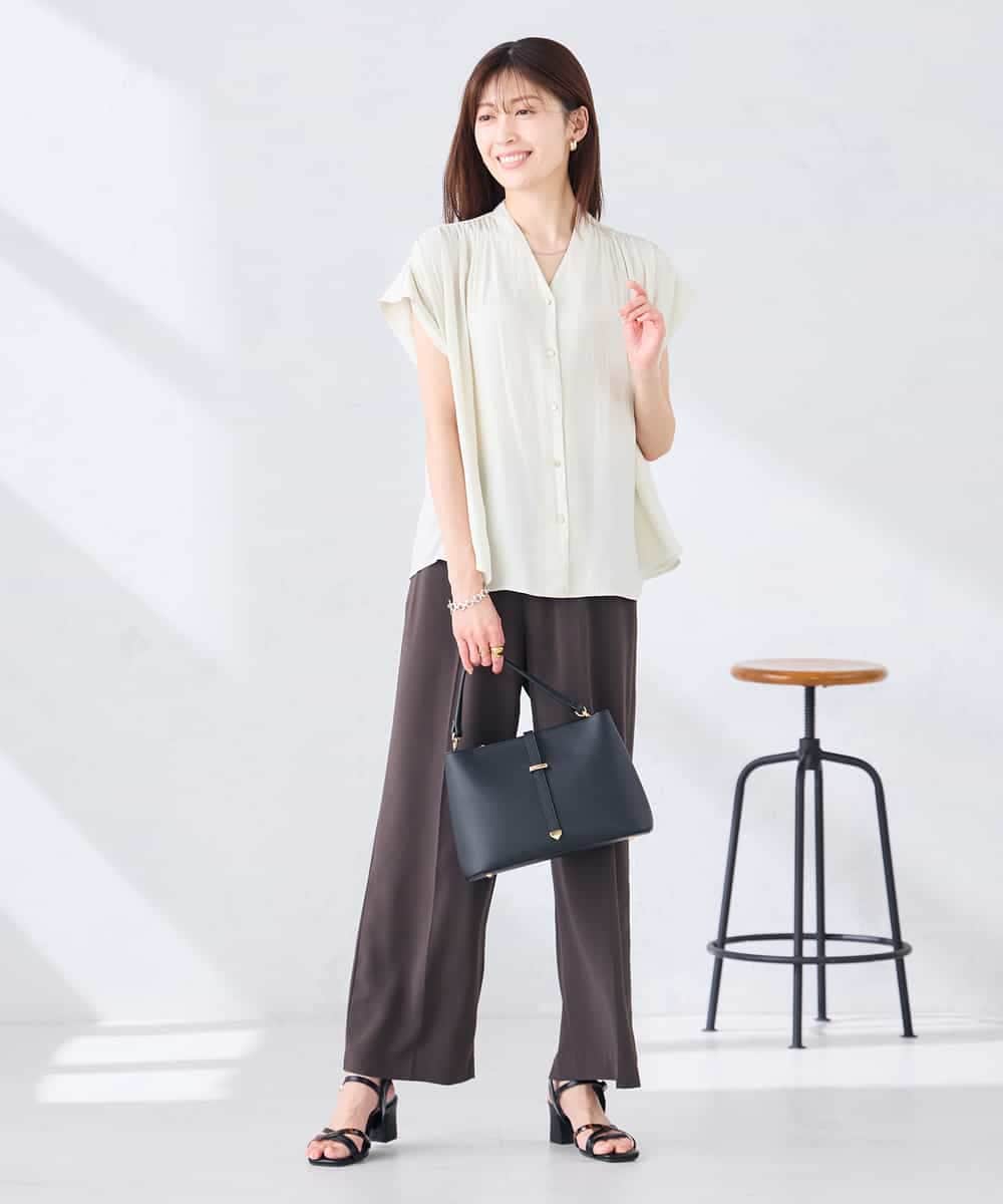 K2BHD40044 a.v.v(アー・ヴェ・ヴェ) Vネックギャザーブラウス アイボリー