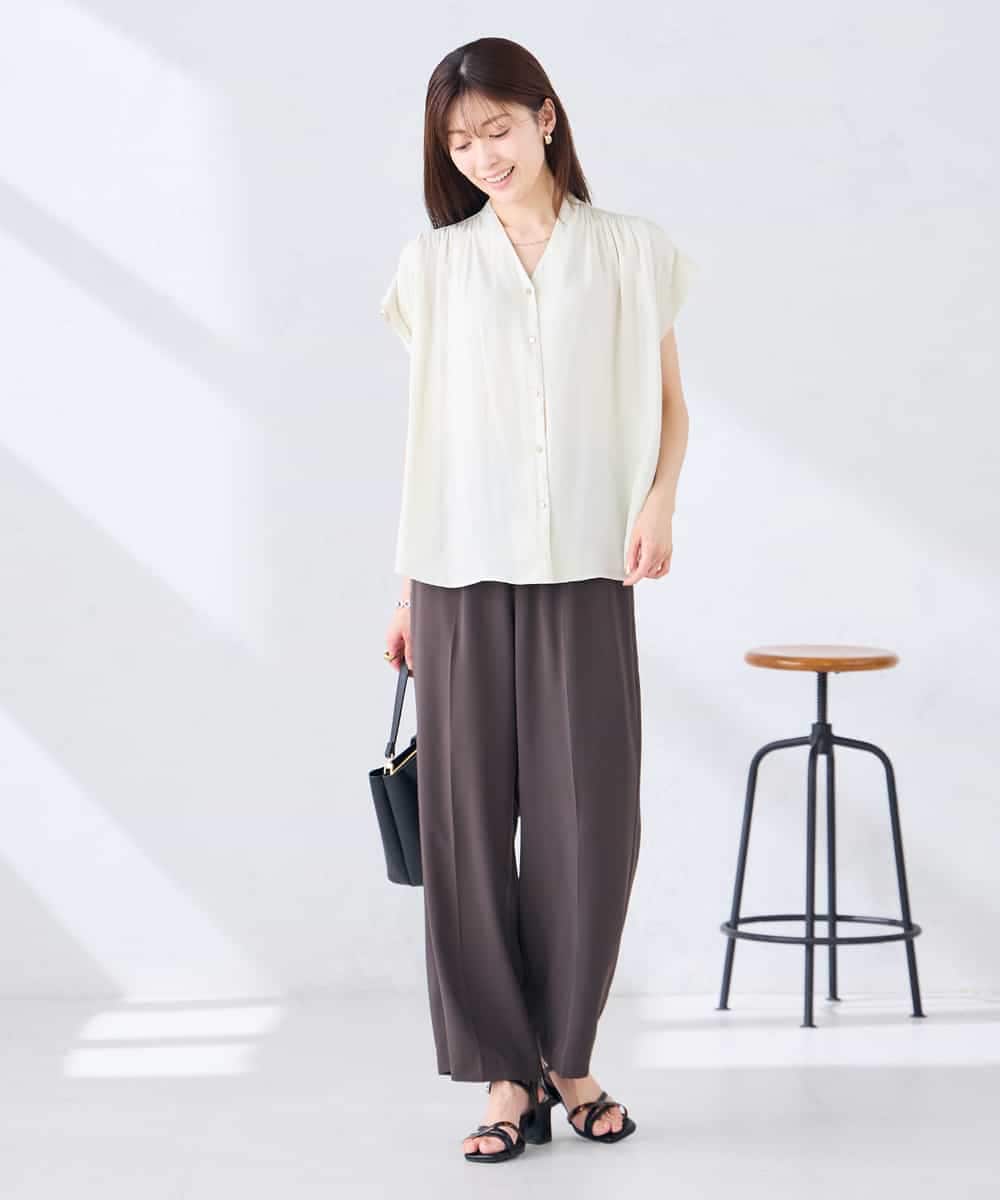 K2BHD40044 a.v.v(アー・ヴェ・ヴェ) Vネックギャザーブラウス アイボリー