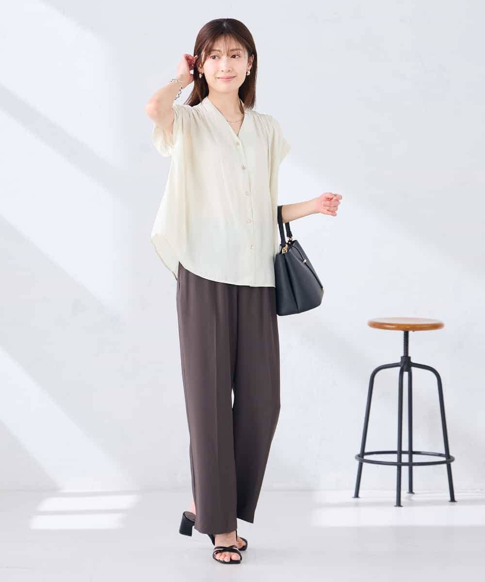 K2BHD40044 a.v.v(アー・ヴェ・ヴェ) Vネックギャザーブラウス アイボリー