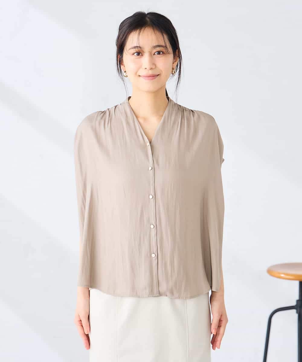 K2BHD40044 a.v.v(アー・ヴェ・ヴェ) Vネックギャザーブラウス アイボリー