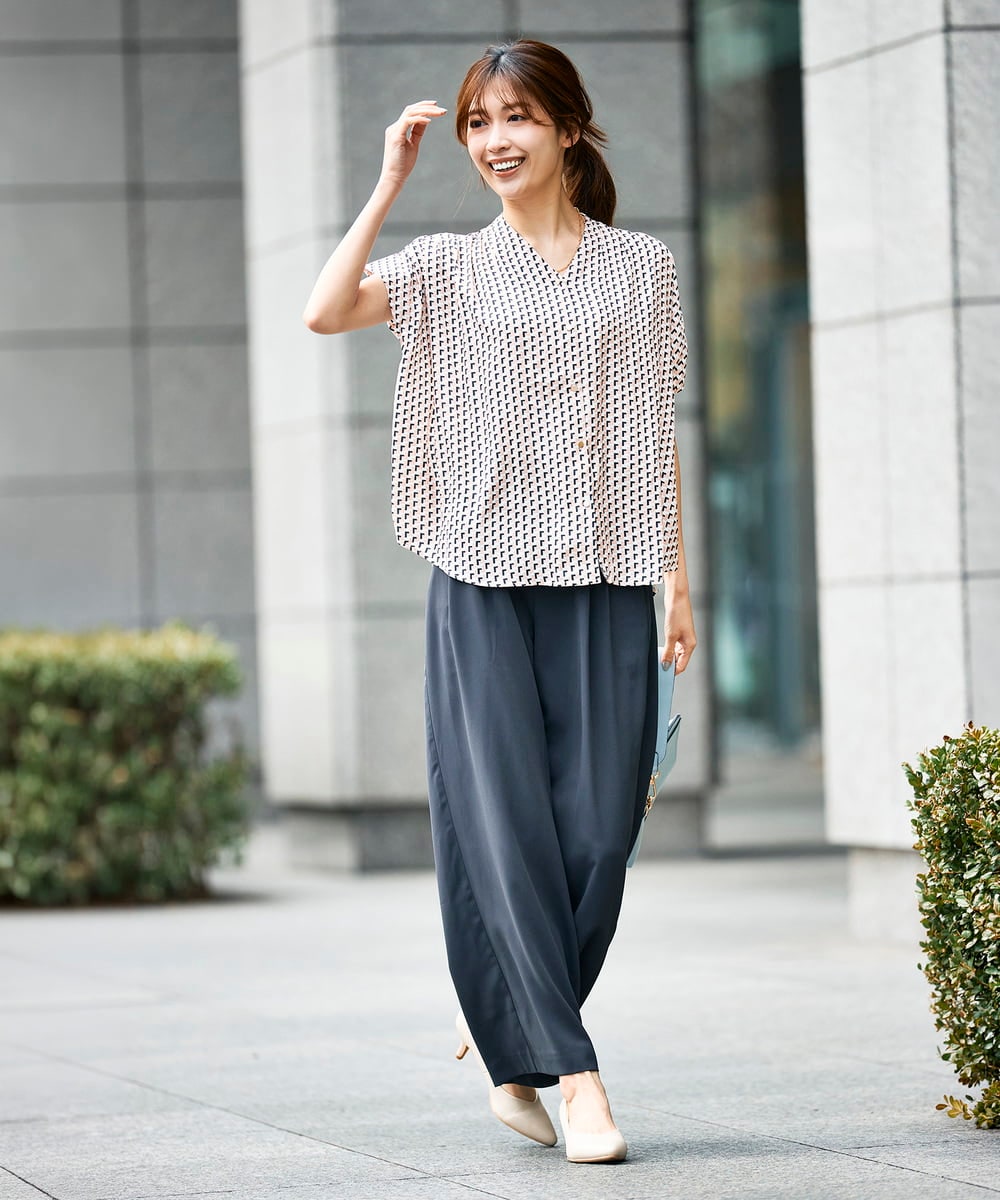 K2BHD43049 a.v.v(アー・ヴェ・ヴェ) Vネックプリントギャザーブラウス ピンク幾何柄