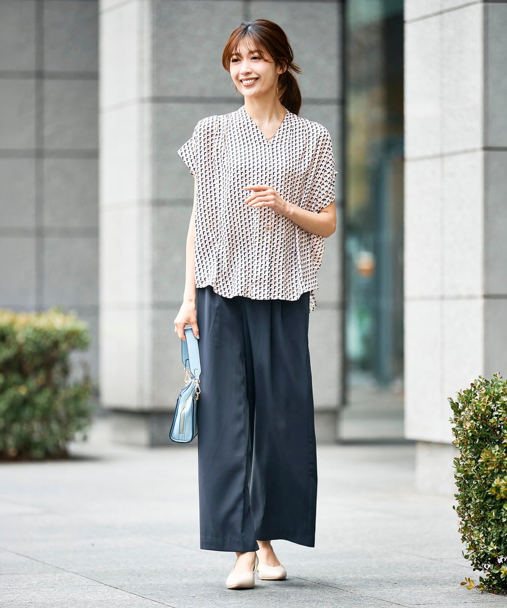 K2BHD43049 a.v.v(アー・ヴェ・ヴェ) Vネックプリントギャザーブラウス ピンク幾何柄