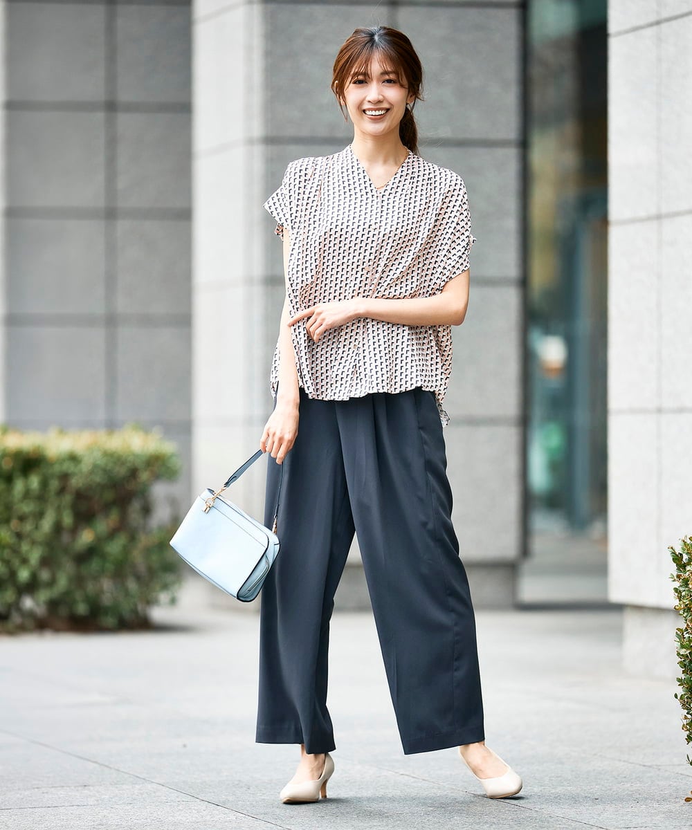 K2BHD43049 a.v.v(アー・ヴェ・ヴェ) Vネックプリントギャザーブラウス ピンク幾何柄