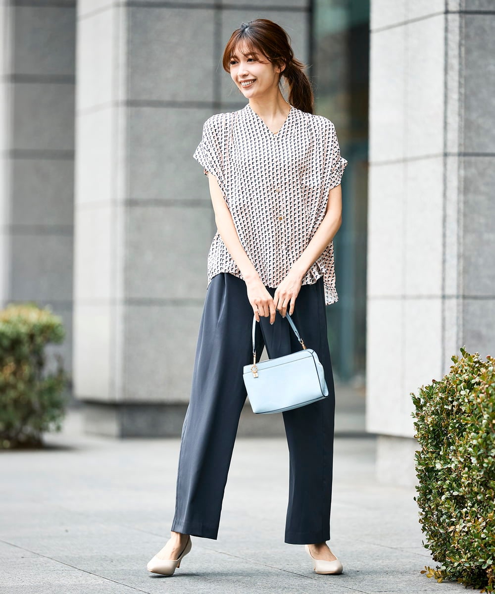 K2BHD43049 a.v.v(アー・ヴェ・ヴェ) Vネックプリントギャザーブラウス ピンク幾何柄