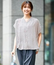 K2BHD43049 a.v.v(アー・ヴェ・ヴェ) Vネックプリントギャザーブラウス ピンク幾何柄