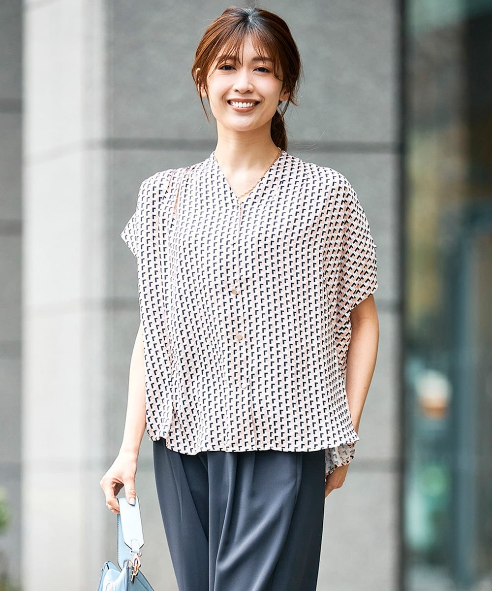 K2BHD43049 a.v.v(アー・ヴェ・ヴェ) Vネックプリントギャザーブラウス ピンク幾何柄