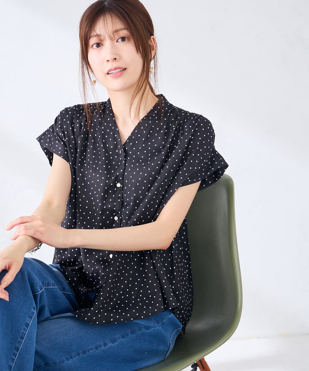 K2BHD43049 a.v.v(アー・ヴェ・ヴェ) Vネックプリントギャザーブラウス ブラック×オフドット柄