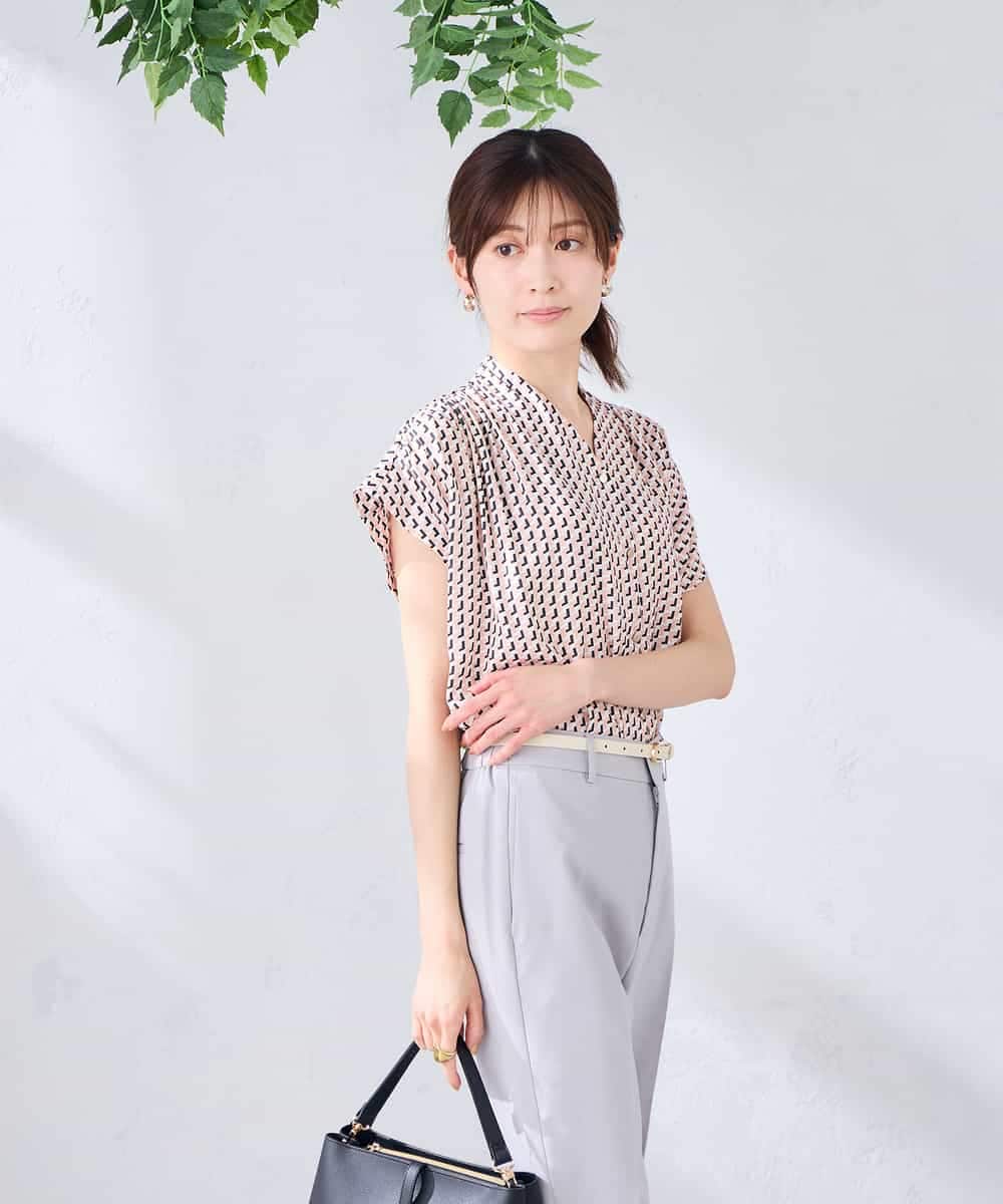 K2BHD43049 a.v.v(アー・ヴェ・ヴェ) Vネックプリントギャザーブラウス ピンク幾何柄