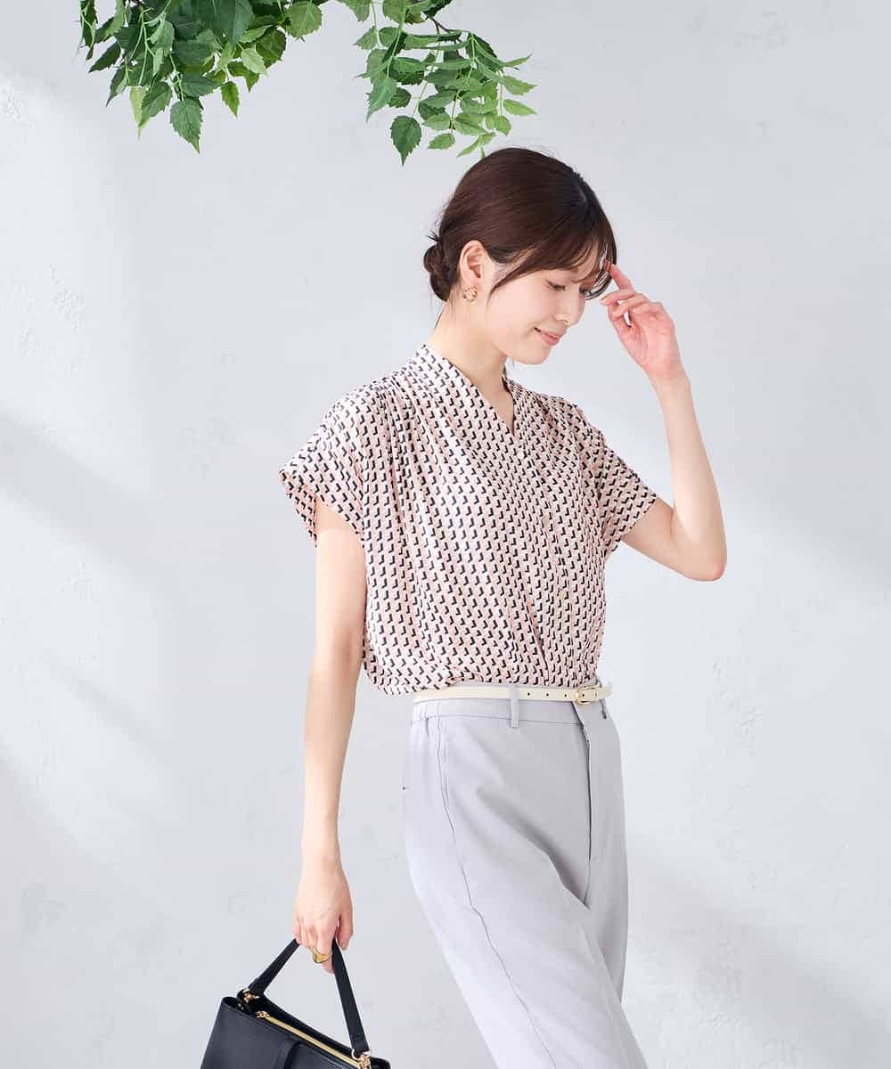 K2BHD43049 a.v.v(アー・ヴェ・ヴェ) Vネックプリントギャザーブラウス ピンク幾何柄