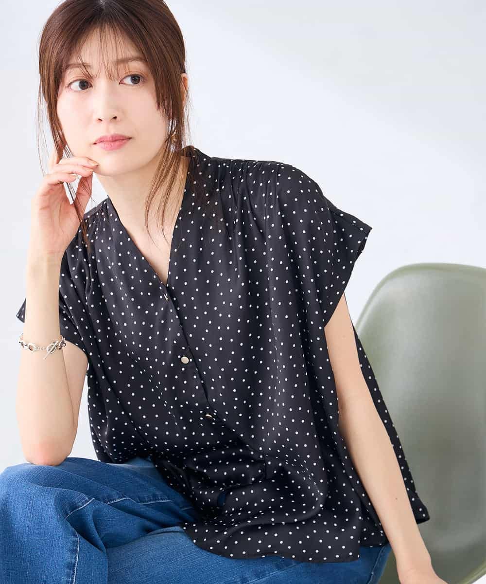 K2BHD43049 a.v.v(アー・ヴェ・ヴェ) Vネックプリントギャザーブラウス ピンク幾何柄