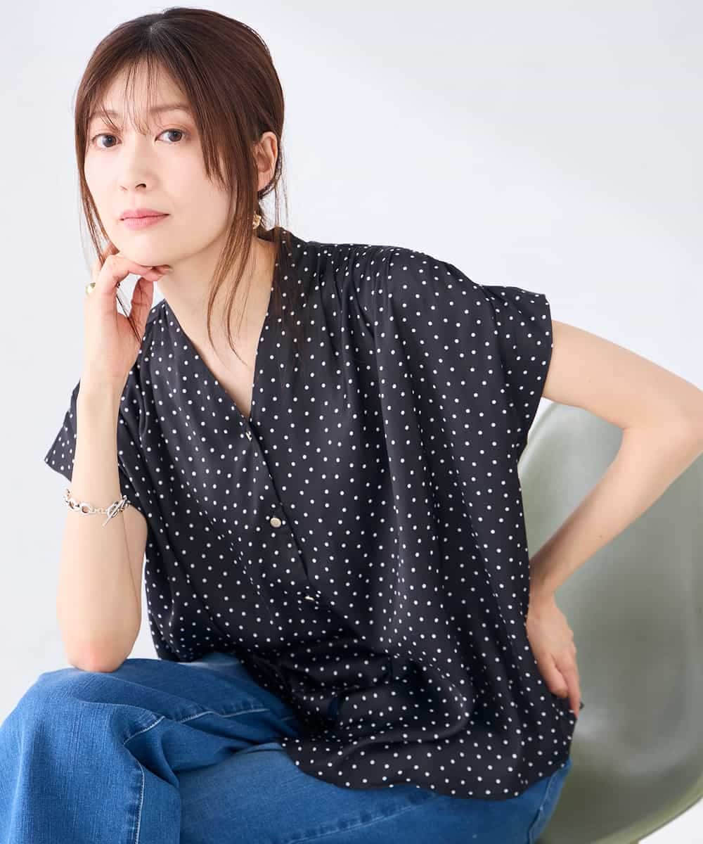 K2BHD43049 a.v.v(アー・ヴェ・ヴェ) Vネックプリントギャザーブラウス ピンク幾何柄