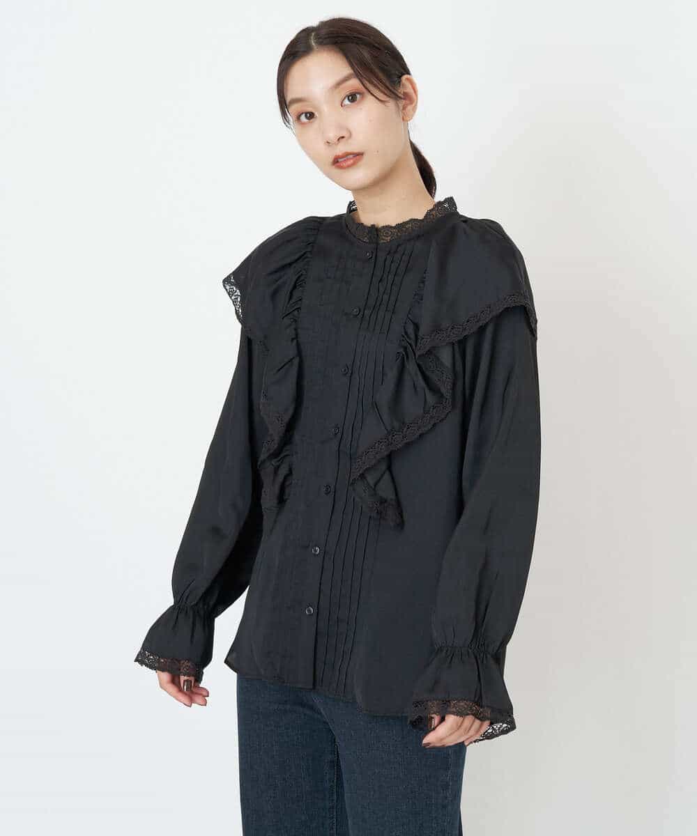 K2BJP24059 a.v.v(アー・ヴェ・ヴェ) レースフリルショルダーサテンブラウス ブラック