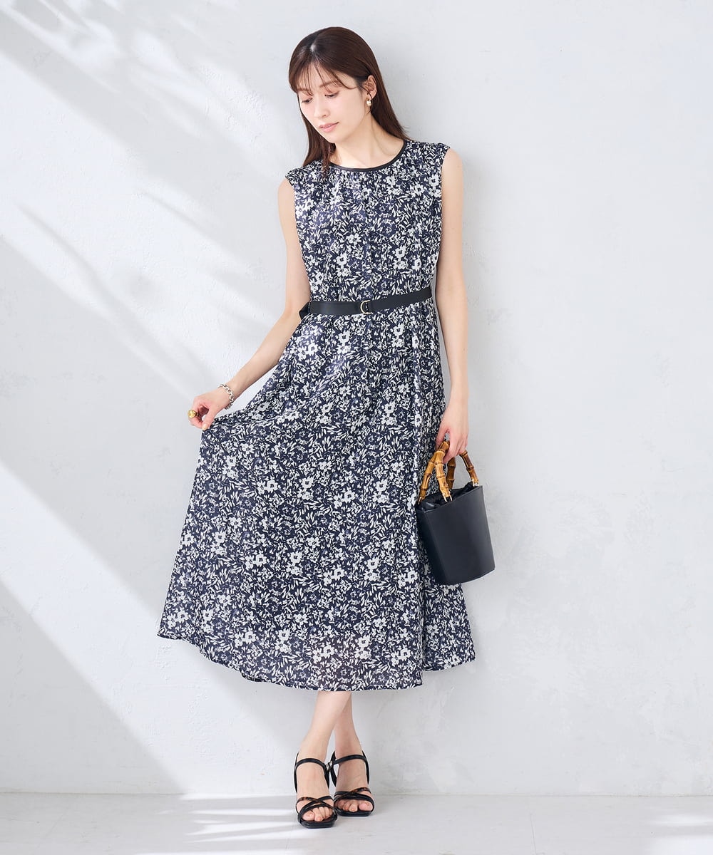 K2EID15089 a.v.v(アー・ヴェ・ヴェ) 【洗える】フラワープリントギャザーノースリーブワンピース ネイビー