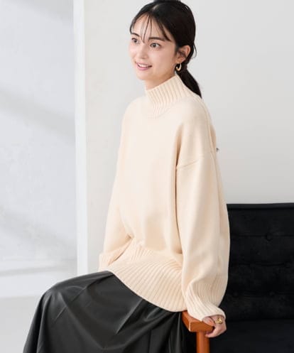 K2FAD46044 a.v.v 【洗える/静電気が起きにくい/雑誌InRed(宝島社)12月号掲載】バックスリットニット