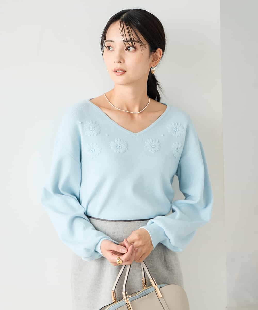 K2FBD27054 a.v.v(アー・ヴェ・ヴェ) フラワー刺繍ニットプルオーバー ライトブルー