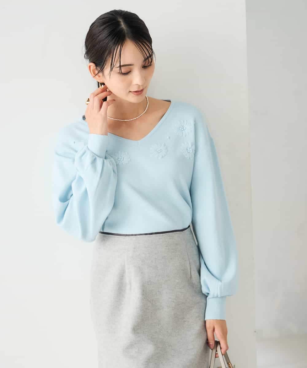 K2FBD27054 a.v.v(アー・ヴェ・ヴェ) フラワー刺繍ニットプルオーバー ライトブルー