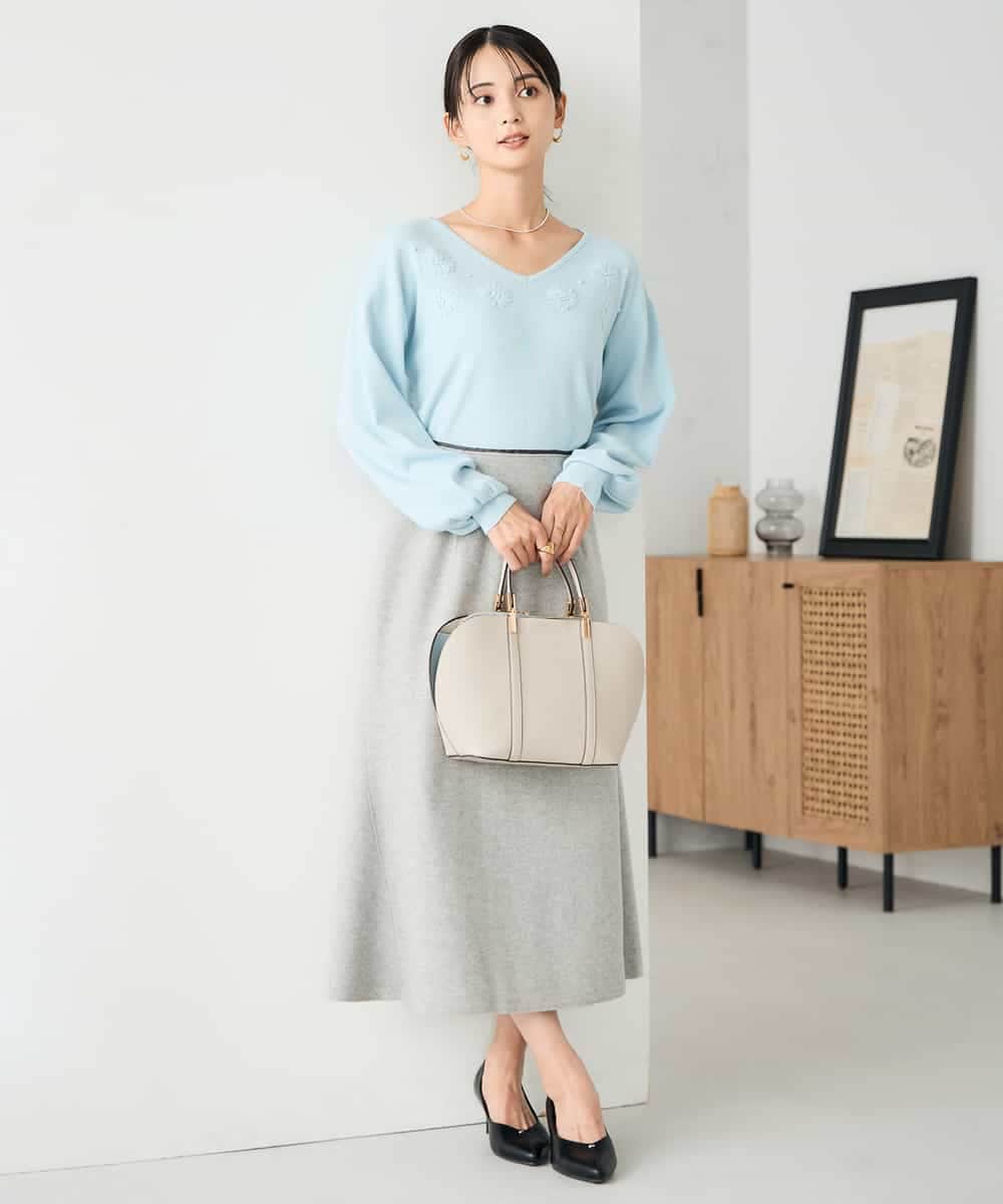 K2FBD27054 a.v.v(アー・ヴェ・ヴェ) フラワー刺繍ニットプルオーバー ライトブルー