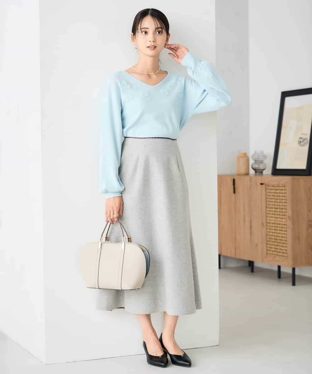 K2FBD27054 a.v.v(アー・ヴェ・ヴェ) フラワー刺繍ニットプルオーバー ライトブルー