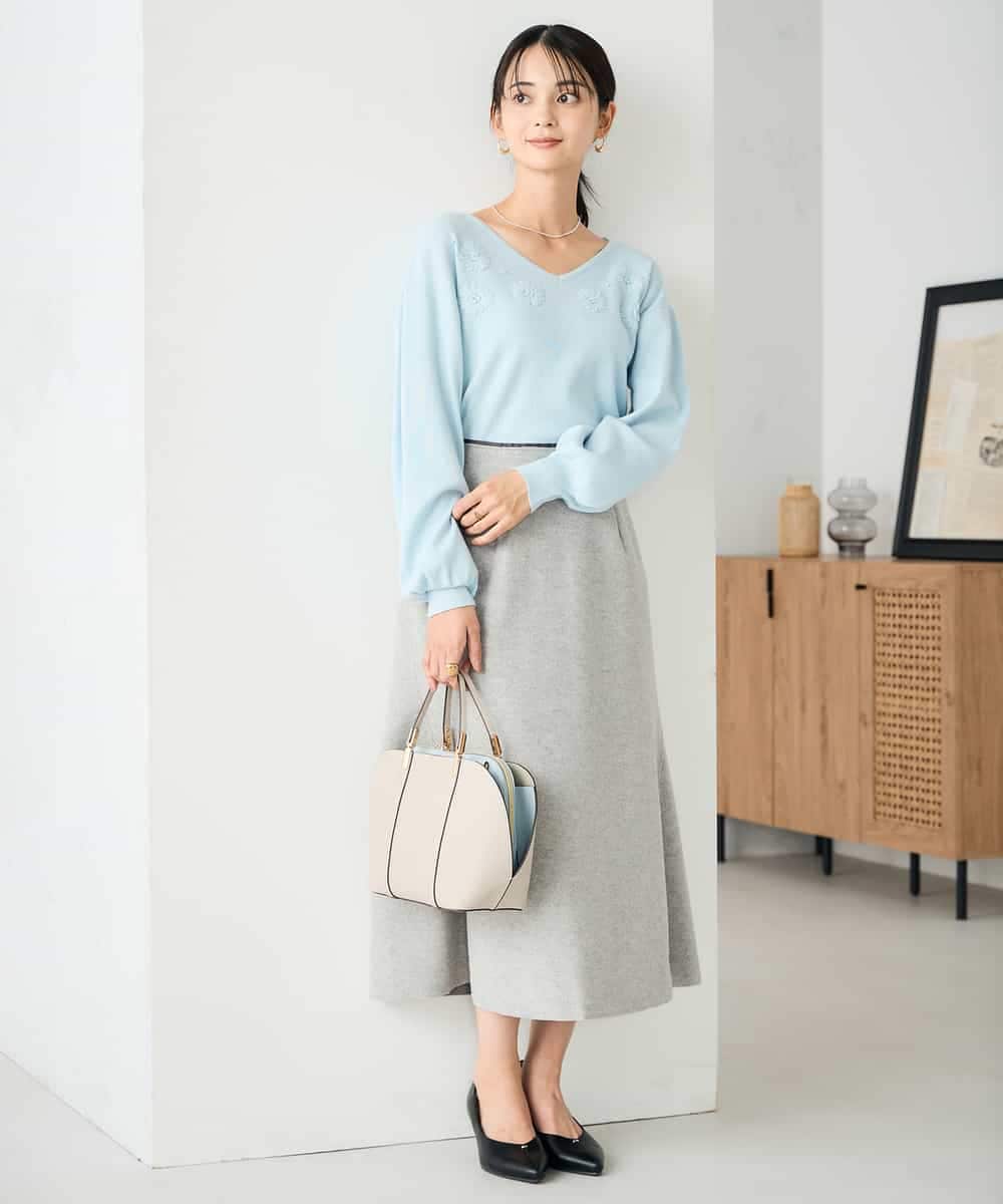 K2FBD27054 a.v.v(アー・ヴェ・ヴェ) フラワー刺繍ニットプルオーバー ライトブルー