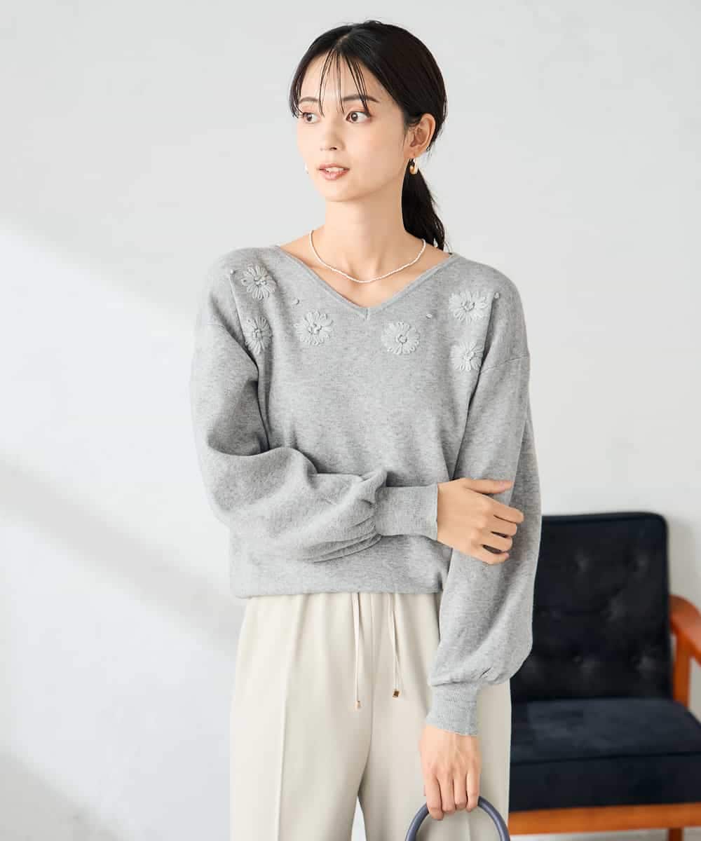 K2FBD27054 a.v.v(アー・ヴェ・ヴェ) フラワー刺繍ニットプルオーバー ライトブルー