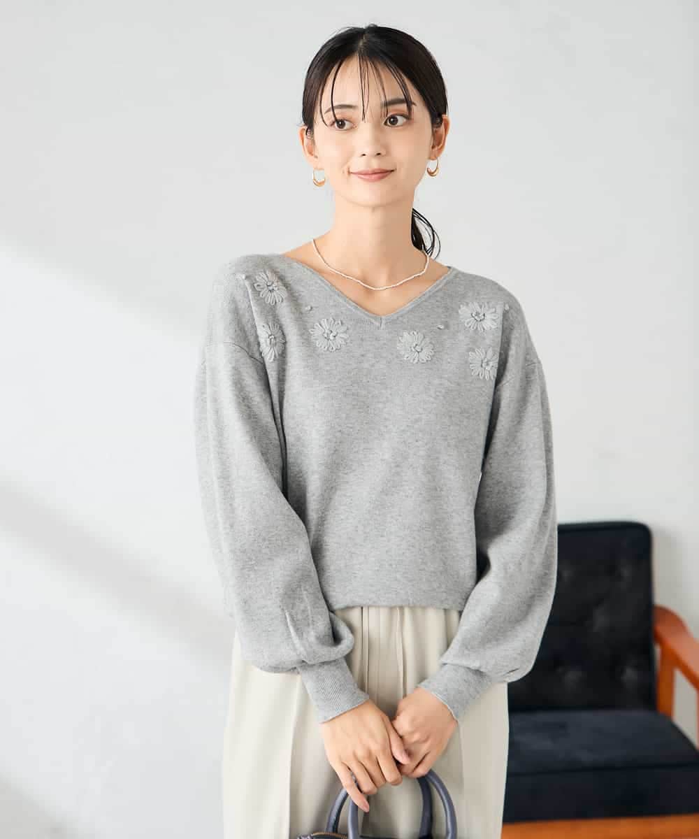 K2FBD27054 a.v.v(アー・ヴェ・ヴェ) フラワー刺繍ニットプルオーバー ライトブルー