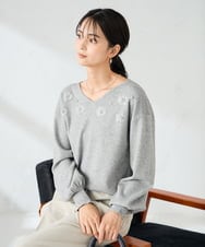 K2FBD27054 a.v.v(アー・ヴェ・ヴェ) フラワー刺繍ニットプルオーバー ライトブルー