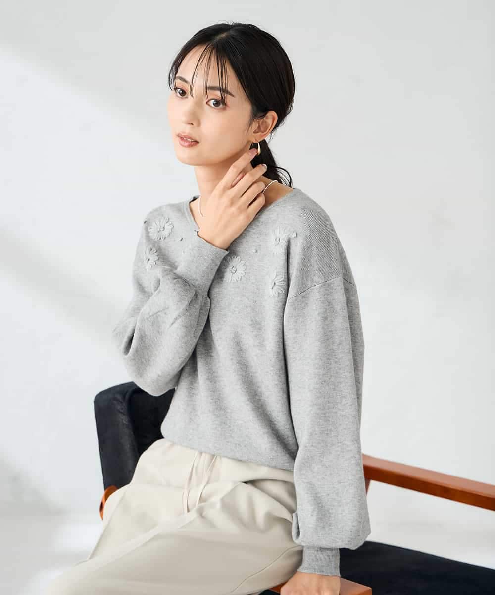 K2FBD27054 a.v.v(アー・ヴェ・ヴェ) フラワー刺繍ニットプルオーバー ライトブルー