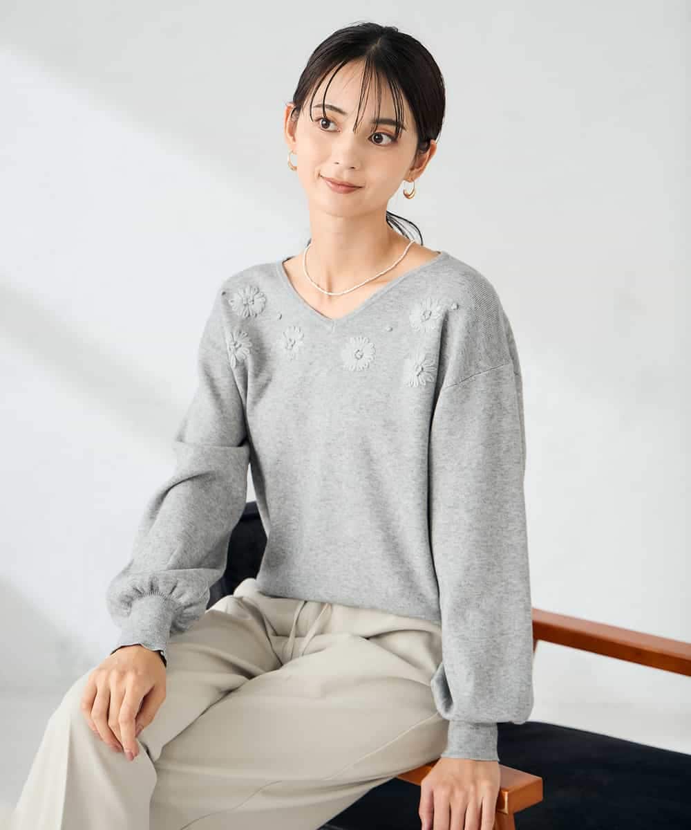 K2FBD27054 a.v.v(アー・ヴェ・ヴェ) フラワー刺繍ニットプルオーバー ライトブルー