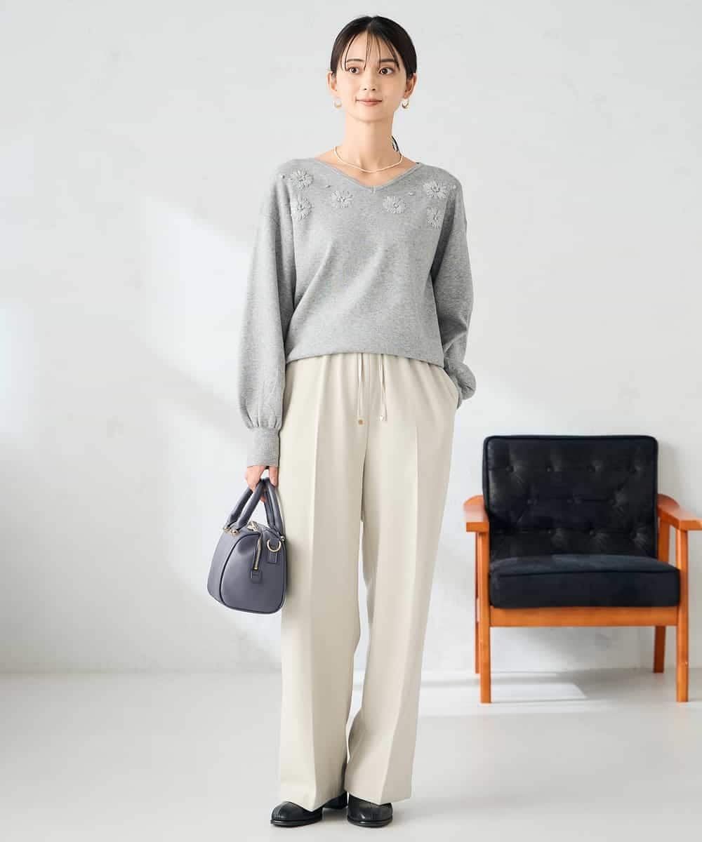 K2FBD27054 a.v.v(アー・ヴェ・ヴェ) フラワー刺繍ニットプルオーバー ライトブルー