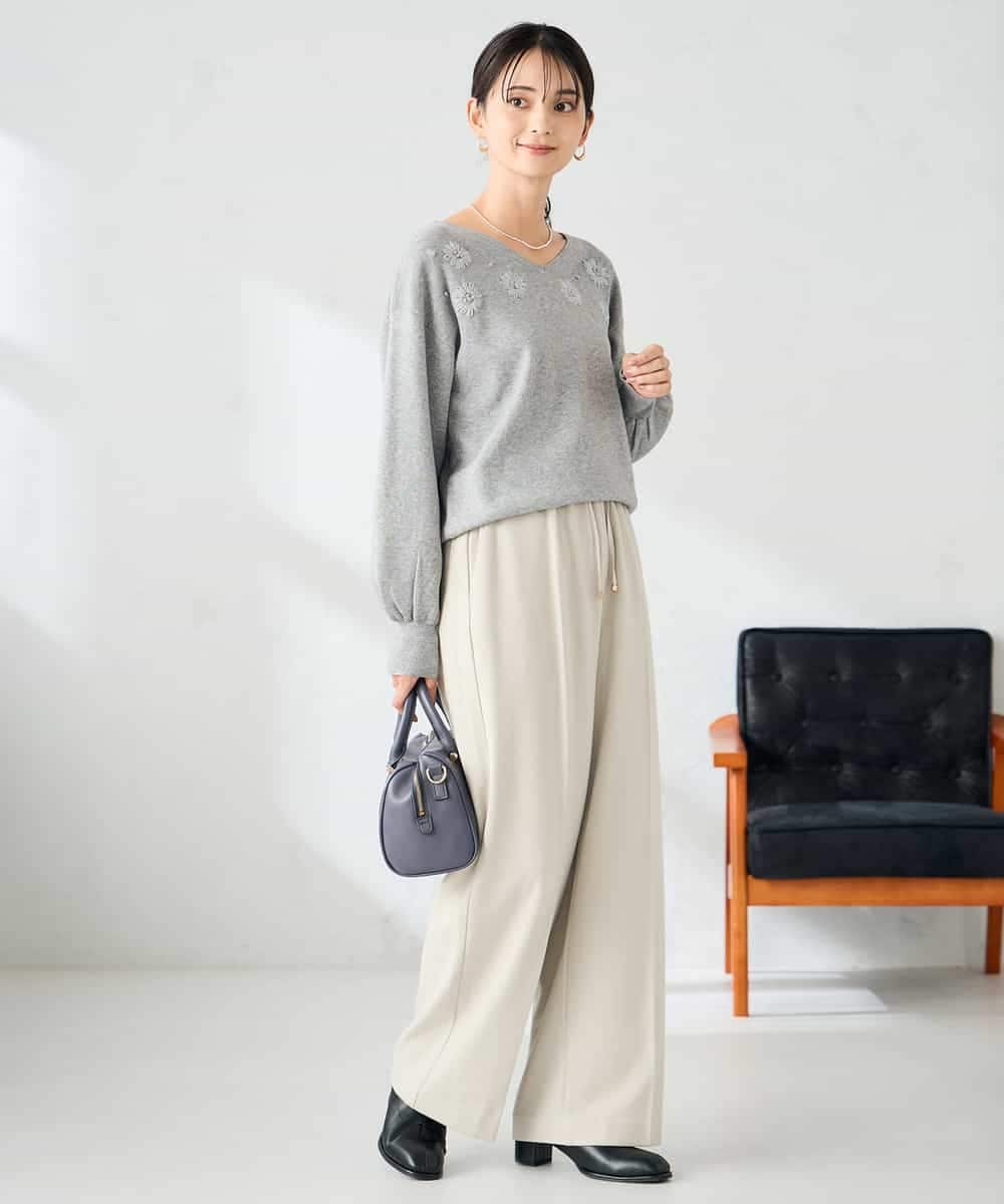 K2FBD27054 a.v.v(アー・ヴェ・ヴェ) フラワー刺繍ニットプルオーバー ライトブルー