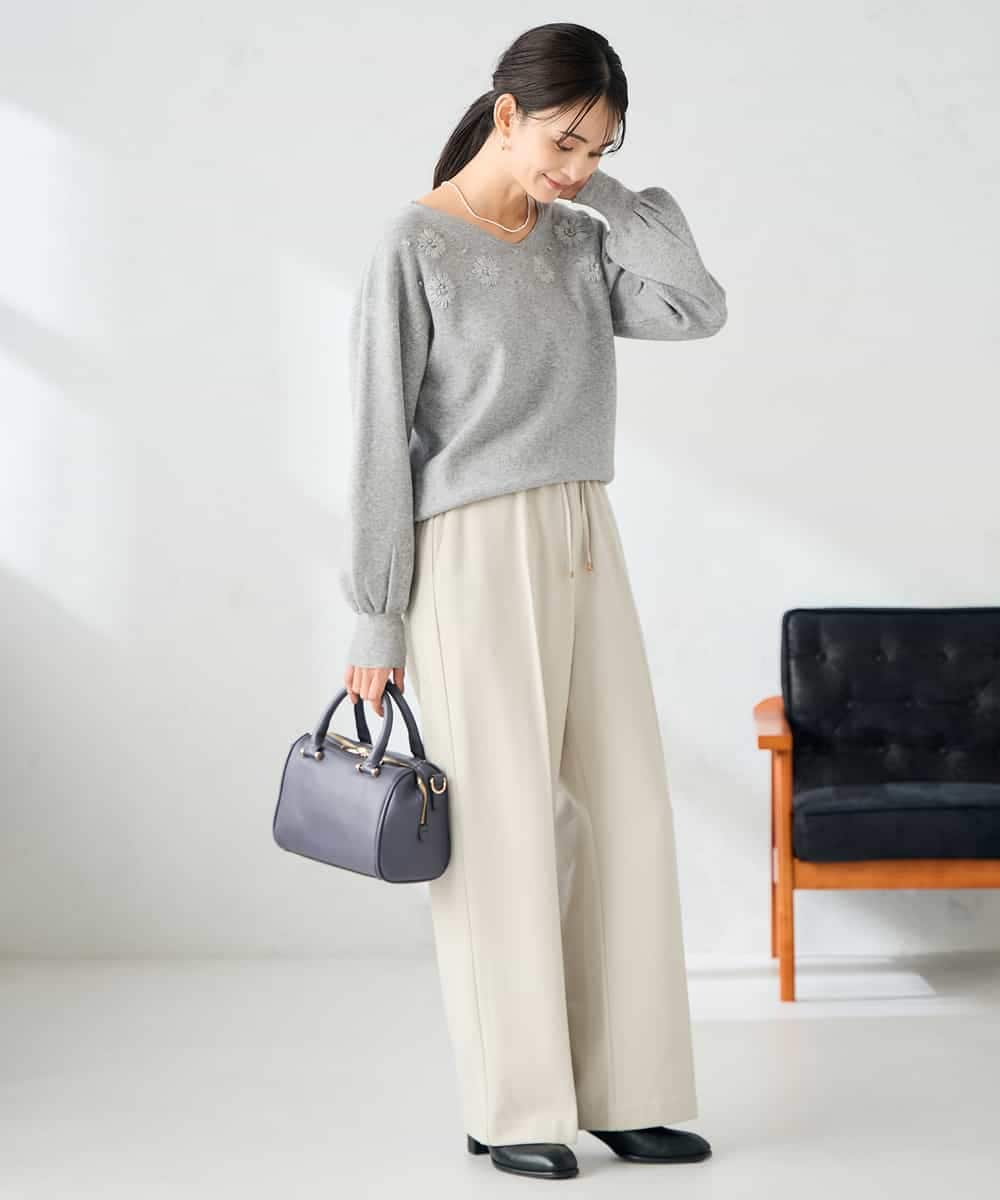 K2FBD27054 a.v.v(アー・ヴェ・ヴェ) フラワー刺繍ニットプルオーバー ライトブルー