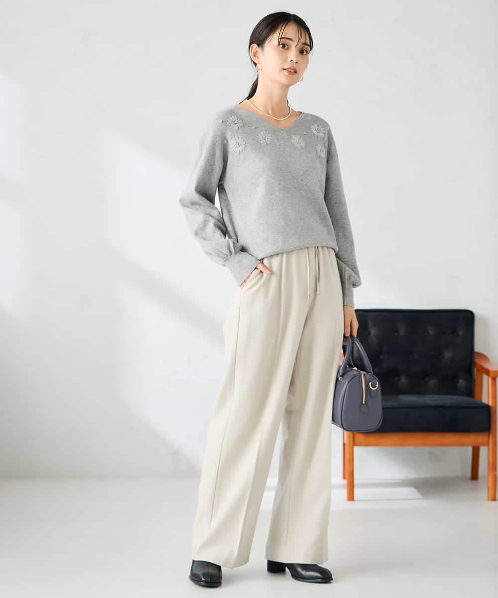 K2FBD27054 a.v.v(アー・ヴェ・ヴェ) フラワー刺繍ニットプルオーバー ライトブルー