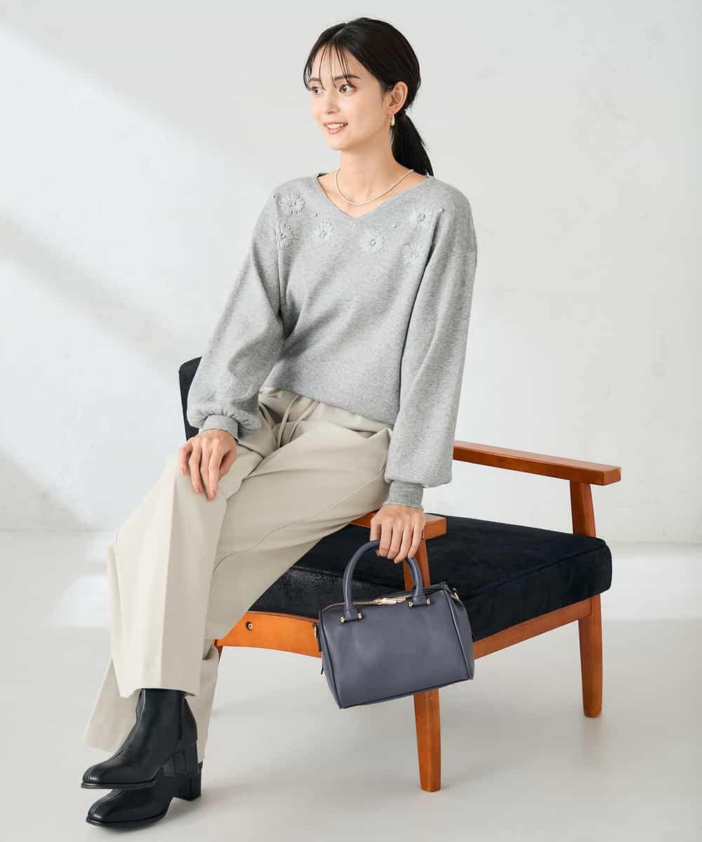 K2FBD27054 a.v.v(アー・ヴェ・ヴェ) フラワー刺繍ニットプルオーバー ライトブルー