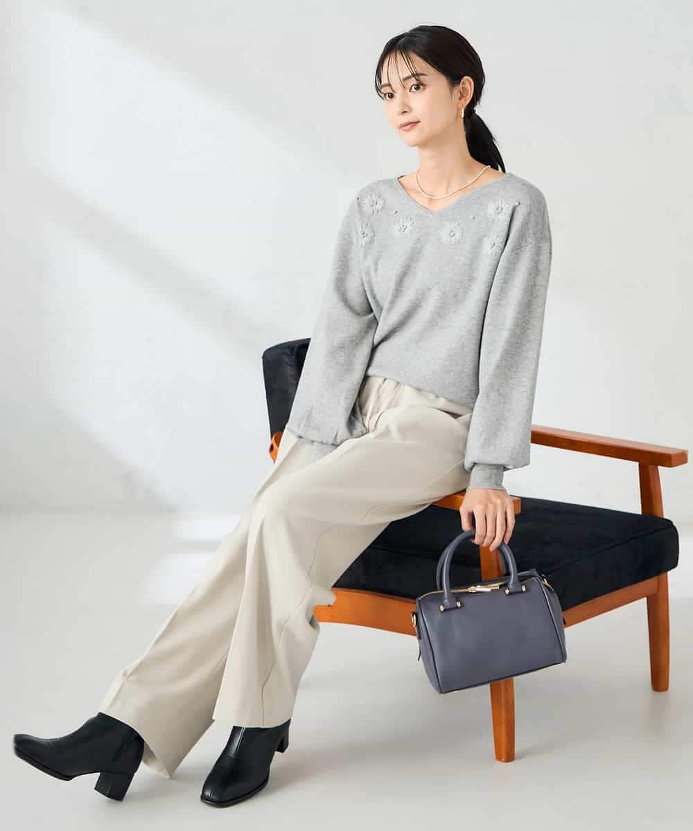 K2FBD27054 a.v.v(アー・ヴェ・ヴェ) フラワー刺繍ニットプルオーバー ライトブルー