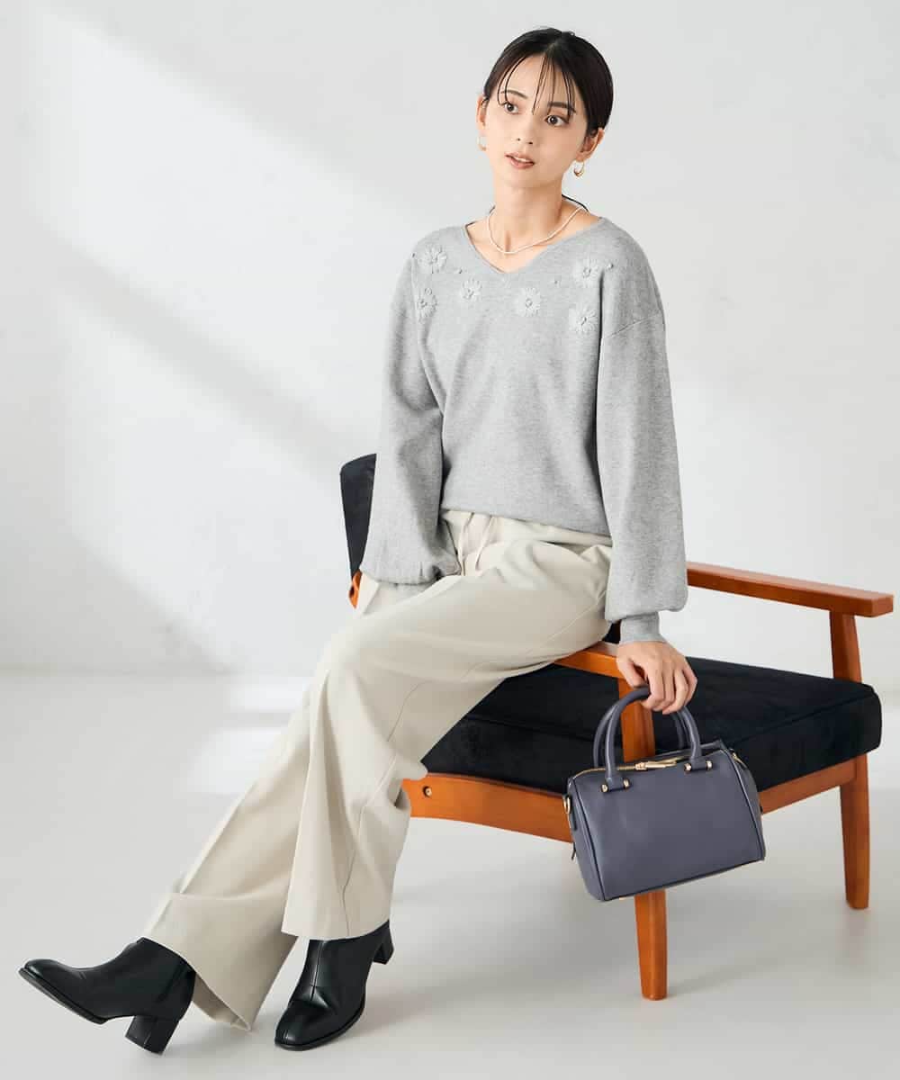 K2FBD27054 a.v.v(アー・ヴェ・ヴェ) フラワー刺繍ニットプルオーバー ライトブルー