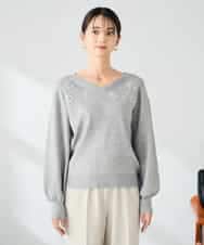 K2FBD27054 a.v.v(アー・ヴェ・ヴェ) フラワー刺繍ニットプルオーバー ライトブルー