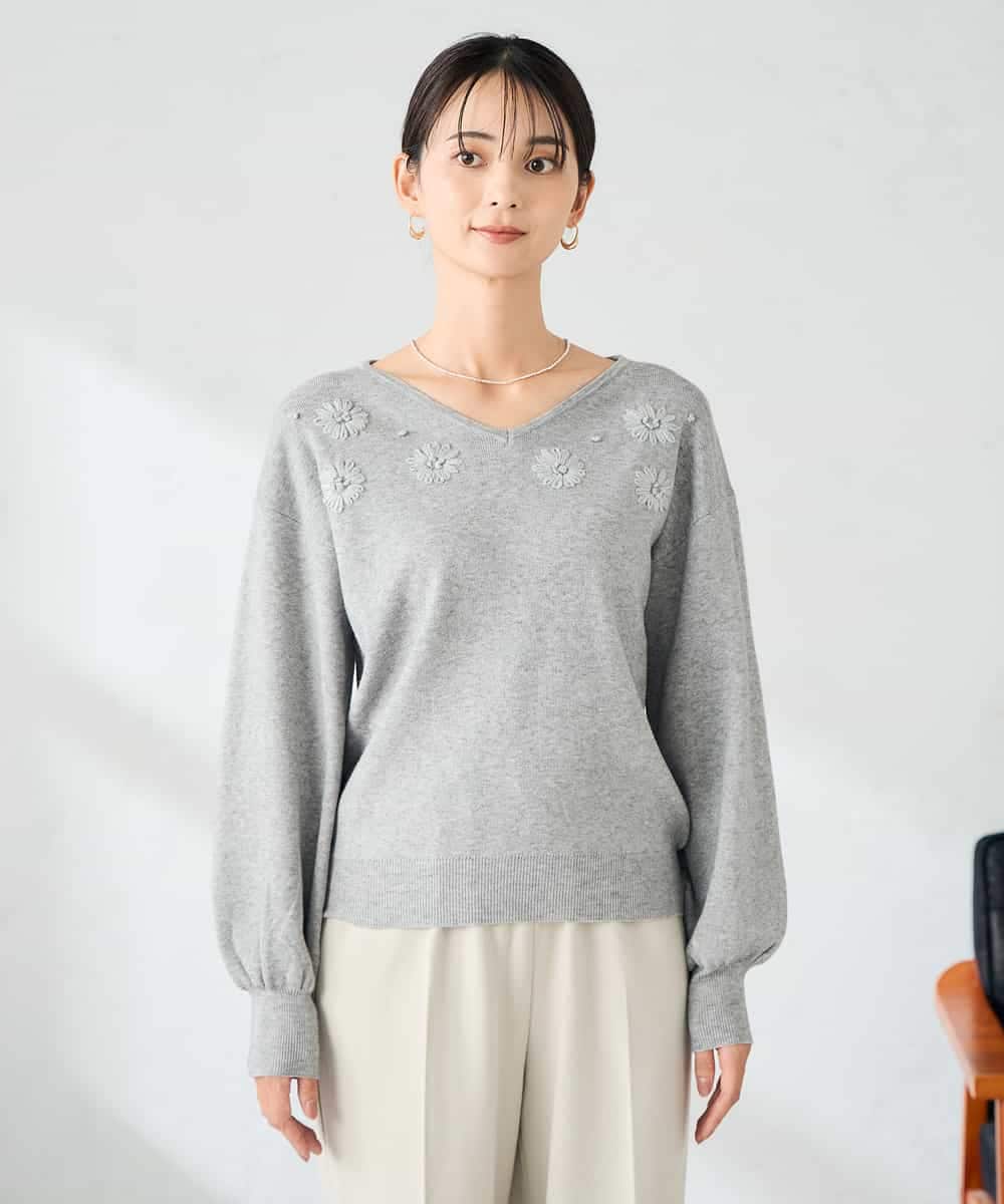 K2FBD27054 a.v.v(アー・ヴェ・ヴェ) フラワー刺繍ニットプルオーバー ライトブルー