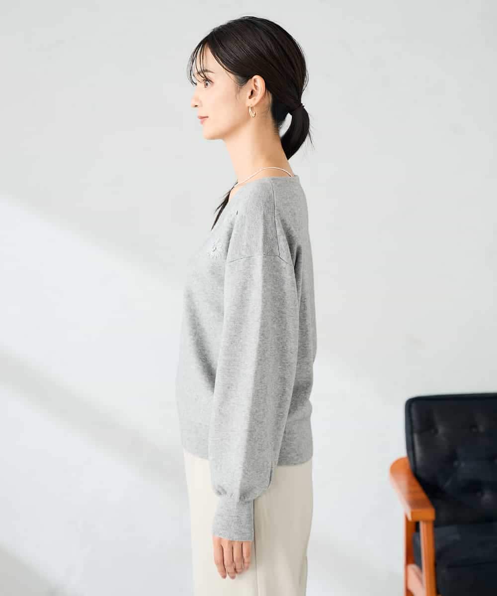 K2FBD27054 a.v.v(アー・ヴェ・ヴェ) フラワー刺繍ニットプルオーバー ライトブルー