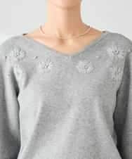 K2FBD27054 a.v.v(アー・ヴェ・ヴェ) フラワー刺繍ニットプルオーバー ライトブルー