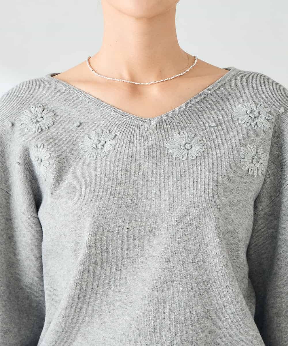 K2FBD27054 a.v.v(アー・ヴェ・ヴェ) フラワー刺繍ニットプルオーバー ライトブルー