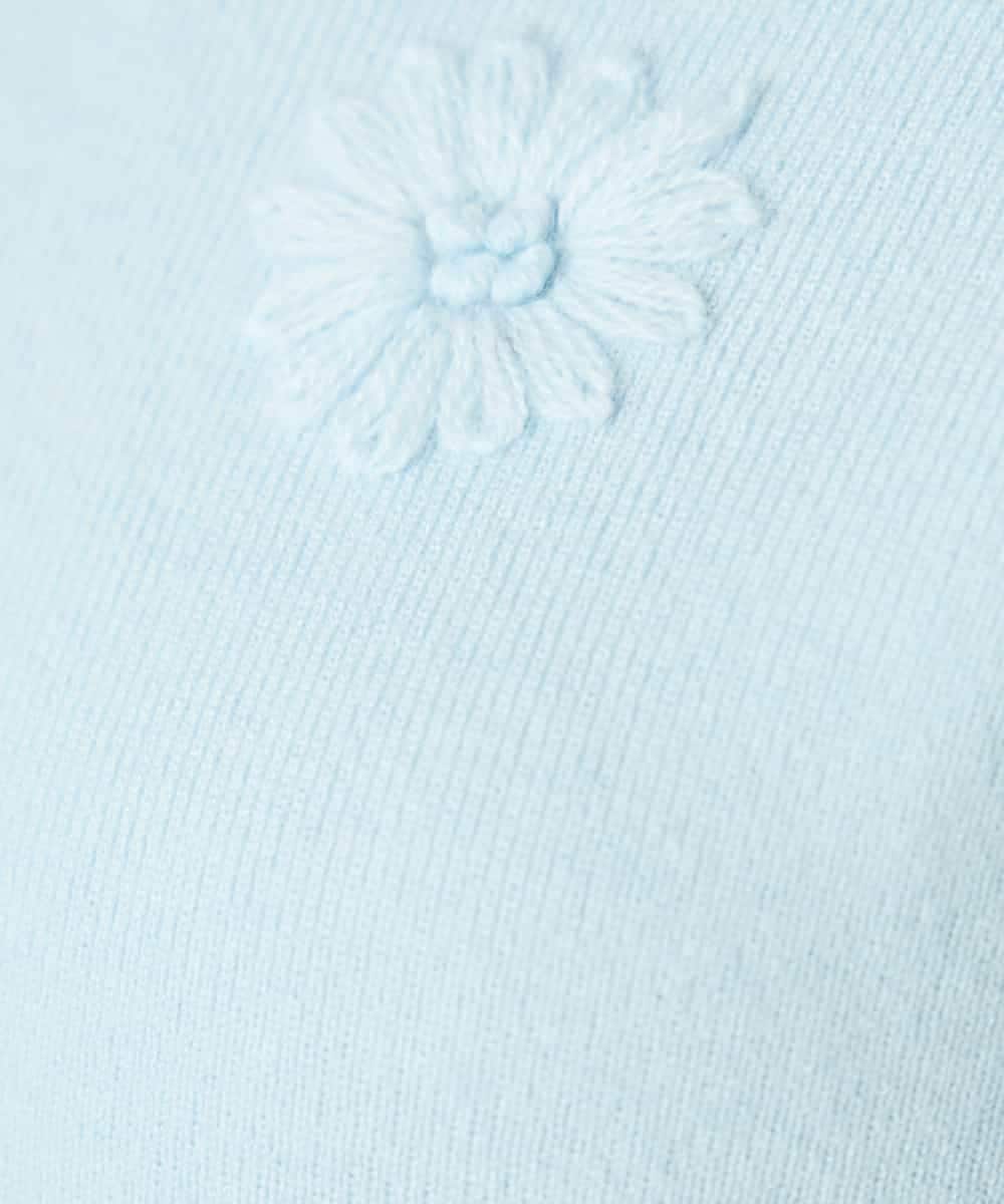 K2FBD27054 a.v.v(アー・ヴェ・ヴェ) フラワー刺繍ニットプルオーバー ライトブルー