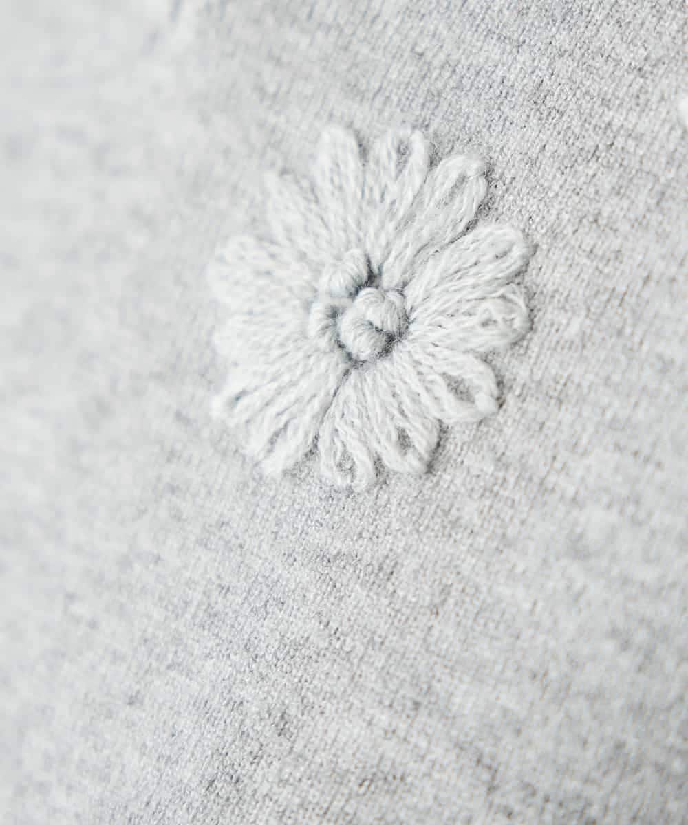 K2FBD27054 a.v.v(アー・ヴェ・ヴェ) フラワー刺繍ニットプルオーバー ライトブルー