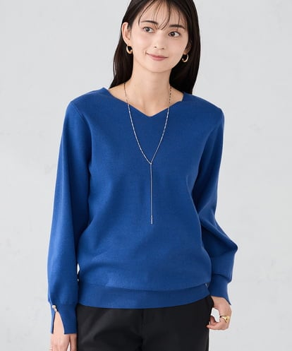 K2FBD71044 a.v.v 【WEB限定】ゴールドボタンVネックニット