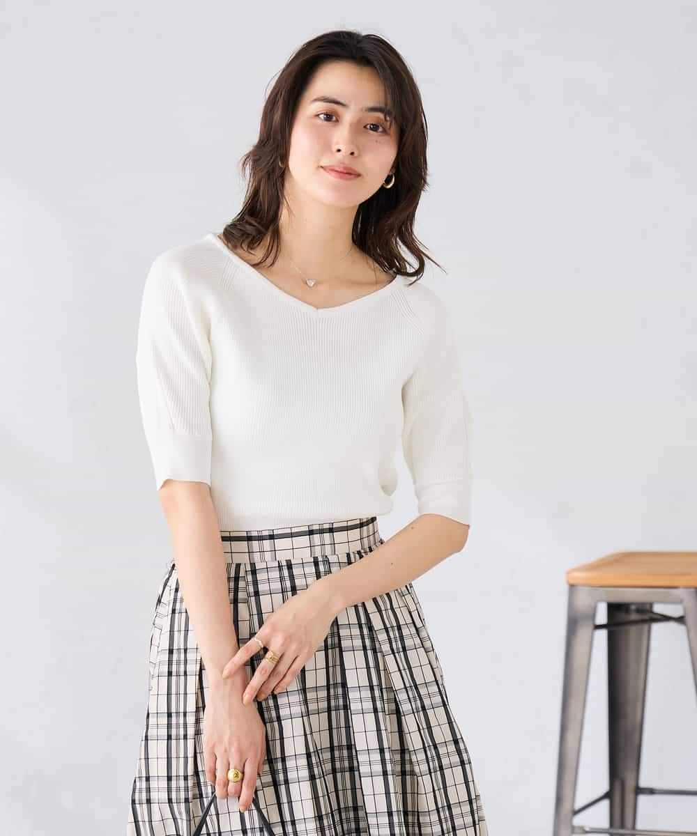 K2FGD36044 a.v.v(アー・ヴェ・ヴェ) Vネックデコルテニット ネイビー