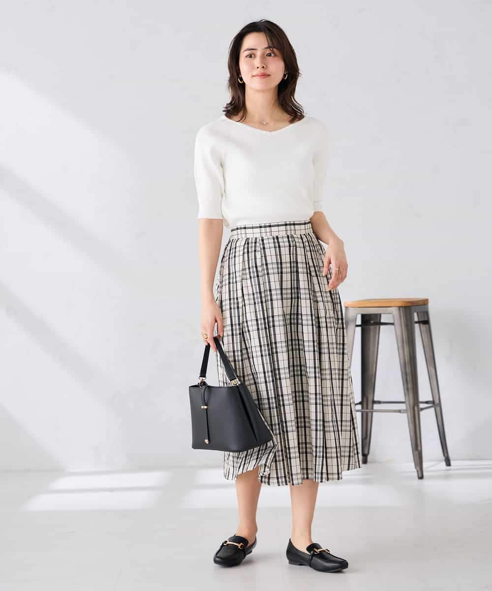 K2FGD36044 a.v.v(アー・ヴェ・ヴェ) Vネックデコルテニット ネイビー