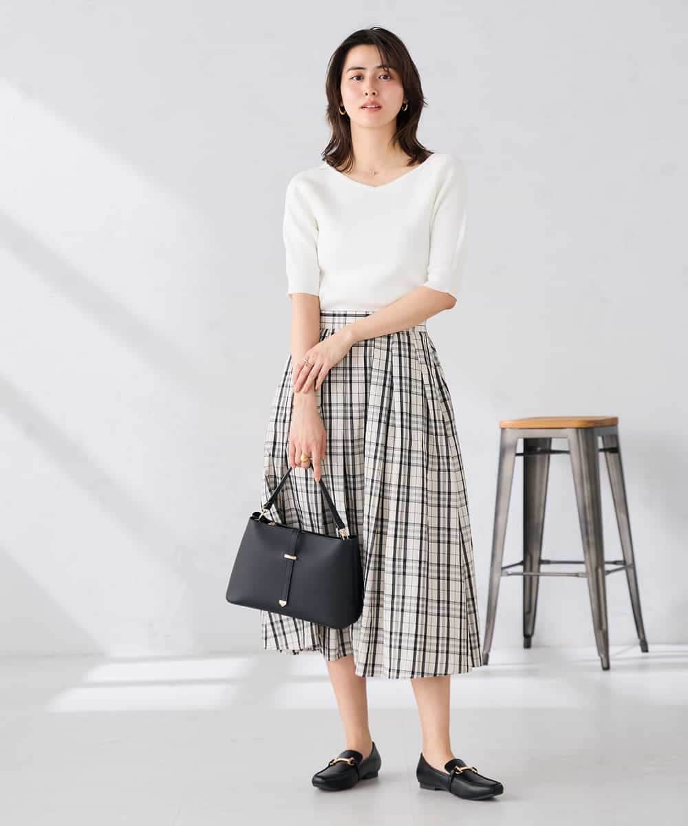 K2FGD36044 a.v.v(アー・ヴェ・ヴェ) Vネックデコルテニット ネイビー