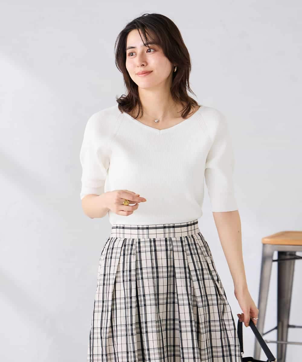 K2FGD36044 a.v.v(アー・ヴェ・ヴェ) Vネックデコルテニット アイボリー