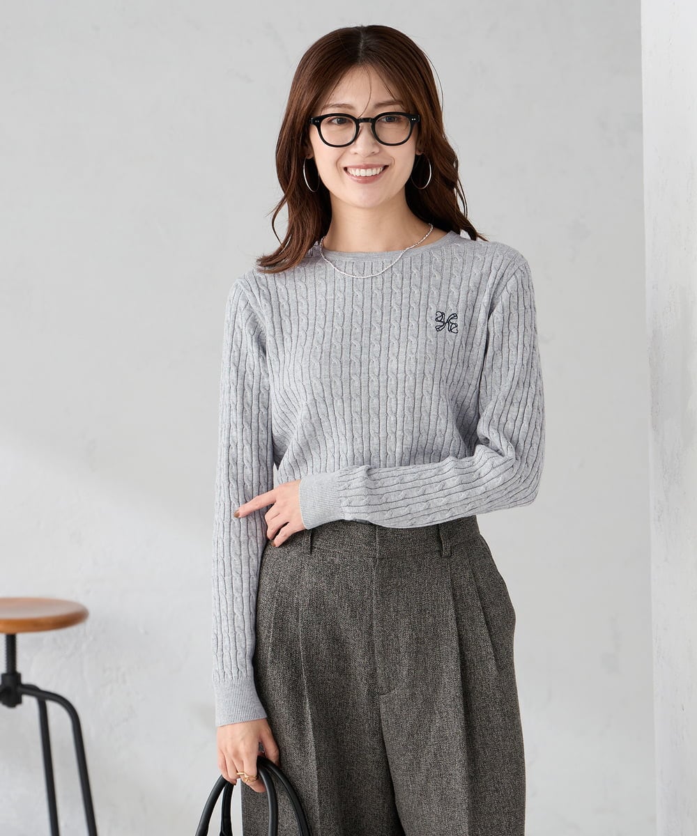 K2FKA26044 a.v.v(アー・ヴェ・ヴェ) ワンポイント刺繍ケーブルニット ラベンダー