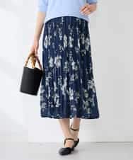 K2HGD36059 a.v.v(アー・ヴェ・ヴェ) 【洗える】フラワープリントランダムプリーツスカート ネイビー